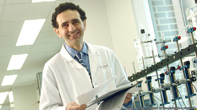 Conoce al científico peruano que busca historia en la medicina con impresora 