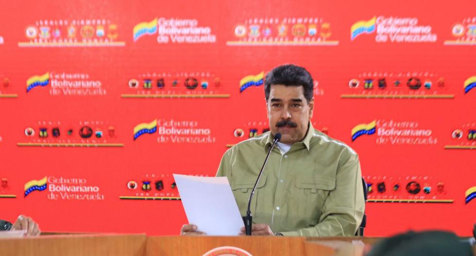 Folleto publicado por la Presidencia venezolana que muestra al presidente de Venezuela, Nicolás Maduro durante una reunión con miembros de las Fuerzas Armadas Nacionales Bolivarianas (FANB), en el Palacio Presidencial de Miraflores en Caracas el 21 de mayo de 2020. (AFP / JHONN ZERPA).