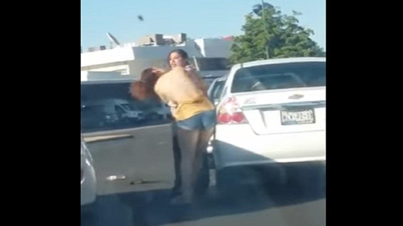 ​YouTube: Mujer explota de ira y desnuda a joven por esta razón (VIDEO)
