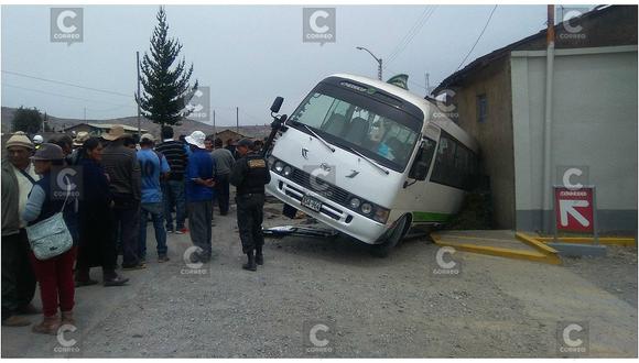  Bus del Chosicano que trasladaba pasajeros a Huancayo choca con auto y deja 12 heridos 