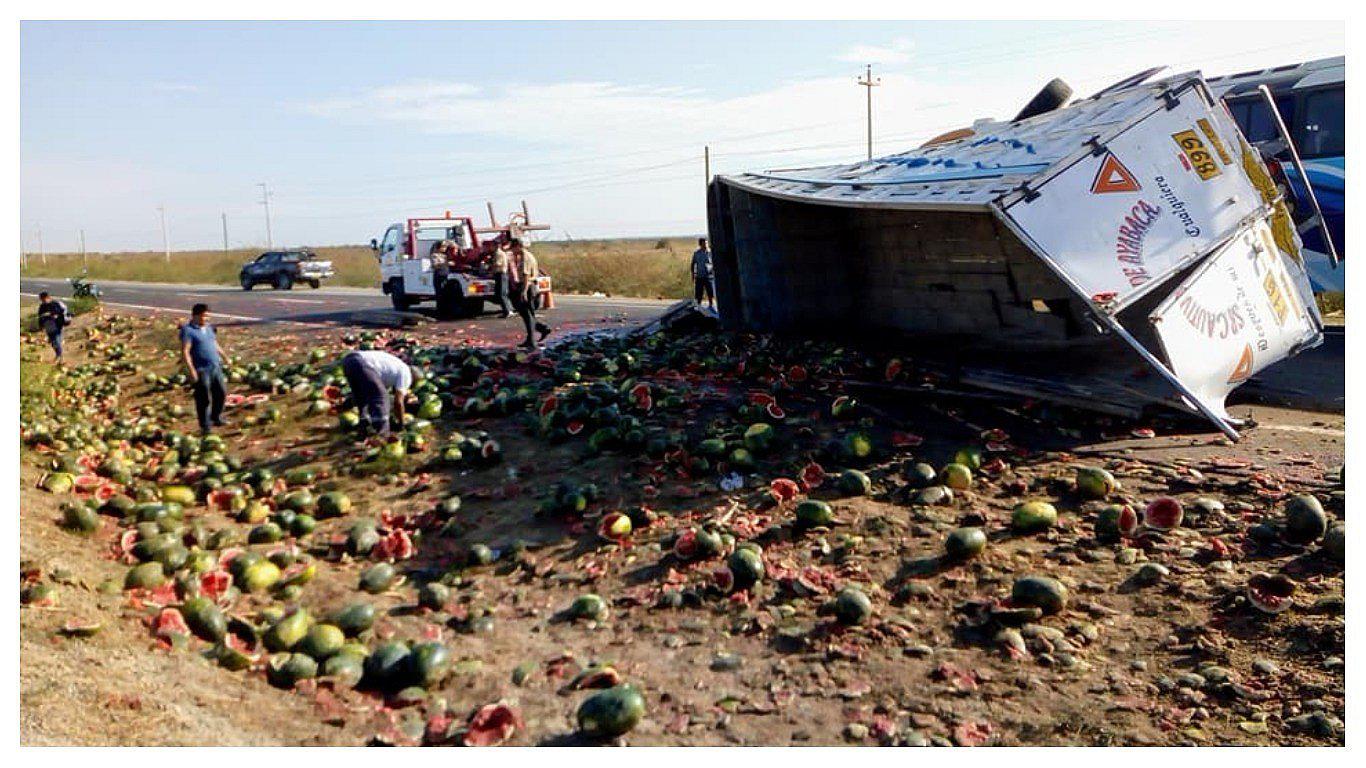 Un camión lleno de sandías se despista en la carretera Piura - Sullana