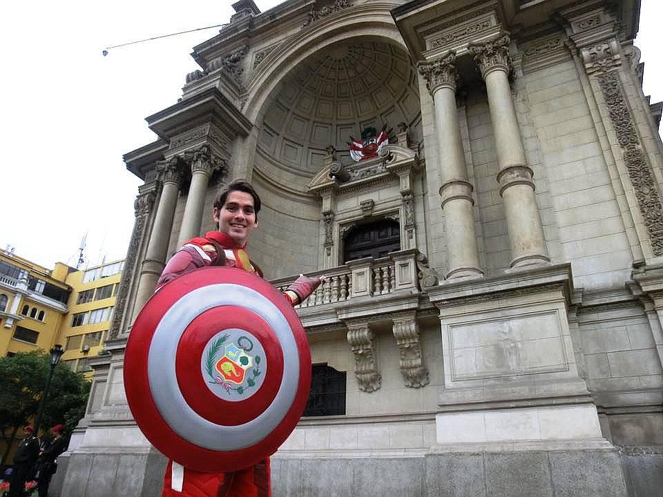 Un joven se viste como superhéroe para luchar contra la ignorancia 