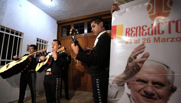 Mexicanos despiden a Benedicto XVI al son de mariachis