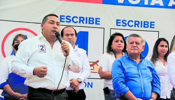 Robert de la Cruz denuncia que hombres de confianza del alcalde José Ruiz hacen labor proselitista en horario de trabajo. Burgomaestre niega acusación.