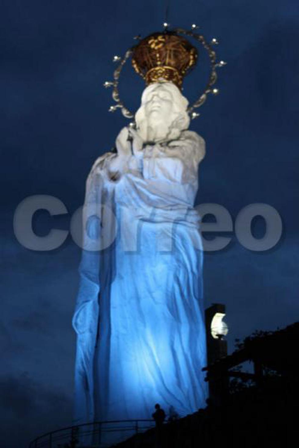 Iluminan monumento religioso de la Inmaculada Concepción (FOTOS)