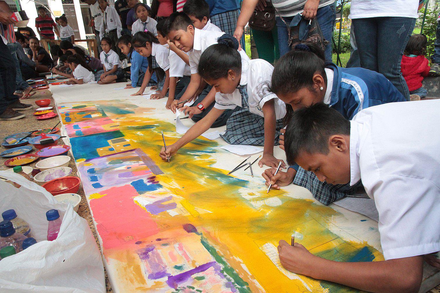Piura: Arte infantil en la plaza de armas