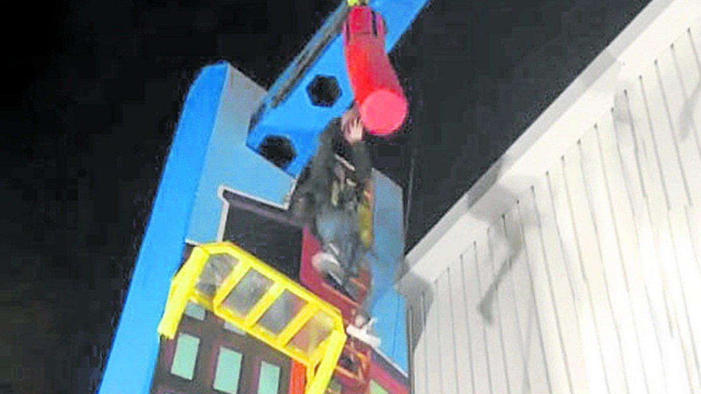 Familiares piden orar por joven que cayó desde unos 10 metros en juego "salto al vacío" 