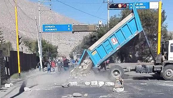 ​Camión descarga piedras para bloquear vía en Arequipa (VIDEO)