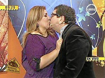 Se besa ante cámaras con Ricky Tosso