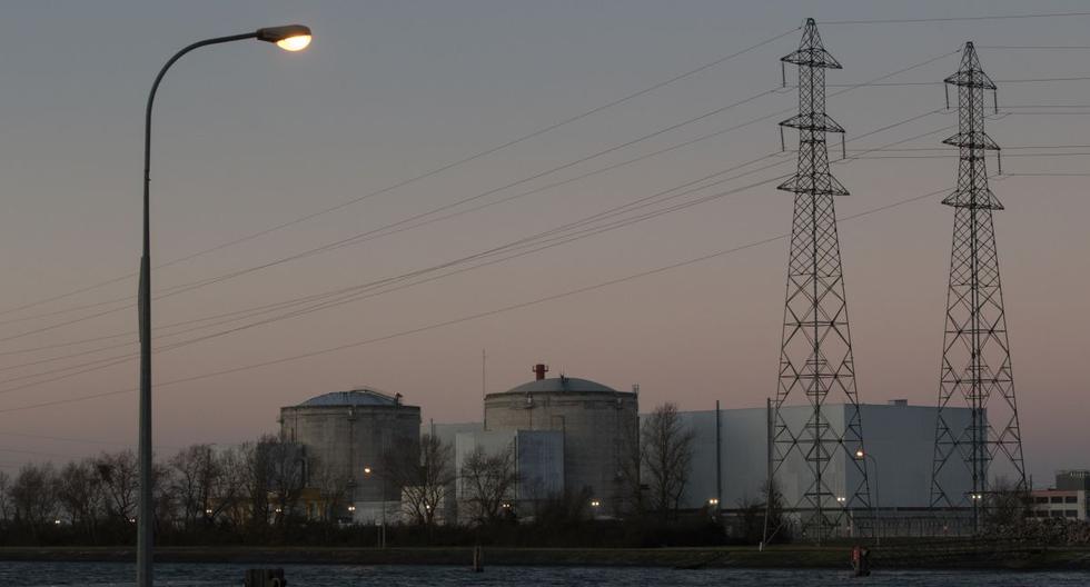 Una fotografía tomada el 6 de diciembre de 2019 muestra el letrero de la ciudad de Fessenheim cerca de la central nuclear de Fessenheim, en el este de Francia. (AFP)