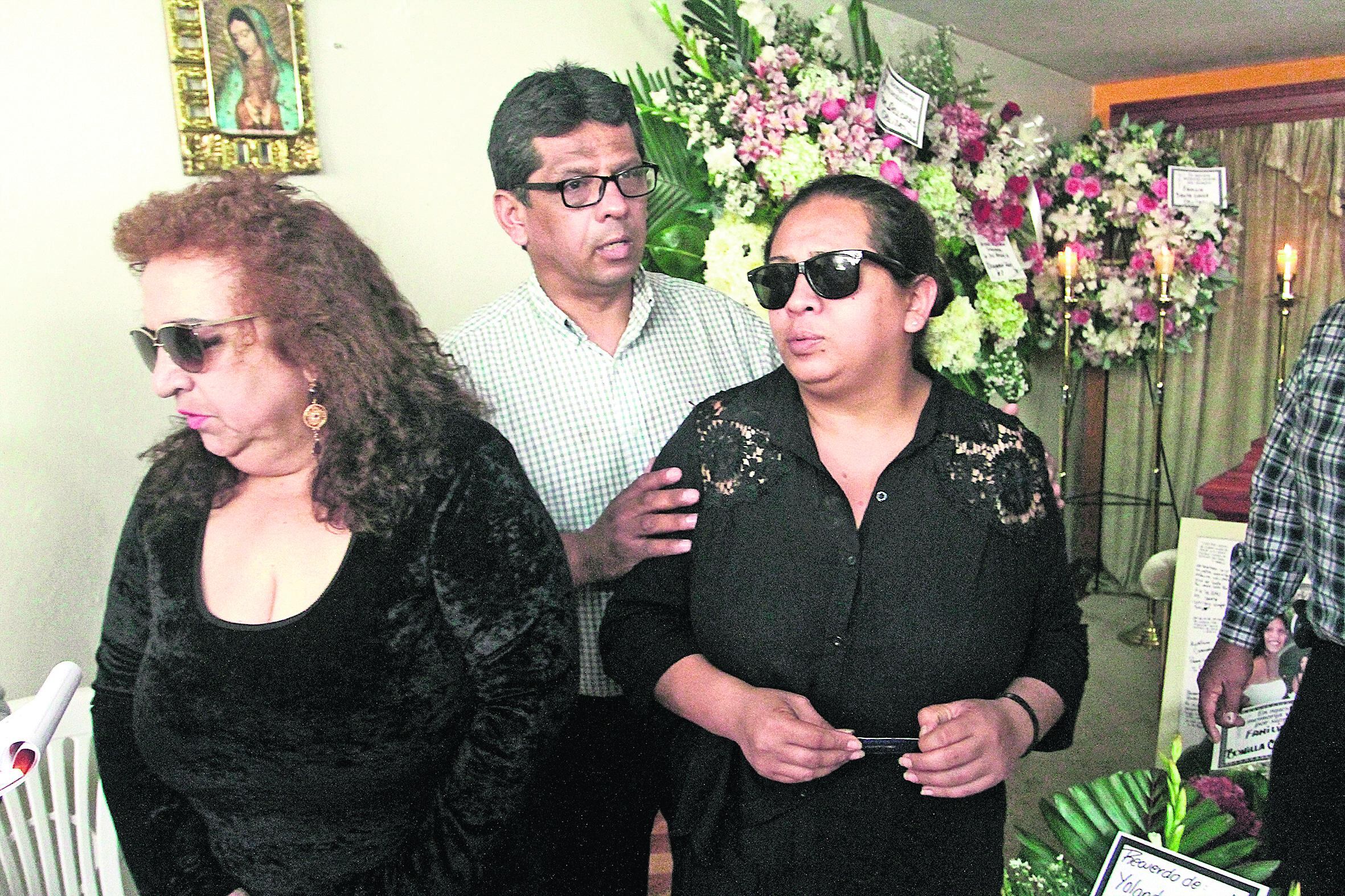 Velorio de Alesandra Porras Inga (18) y Carlos Gabriel Campos Zapata (19) jovenes que murieron electrocutados junto en el centro de comida rápida  McDonald's.Fotos/Gonzalo Córdova.