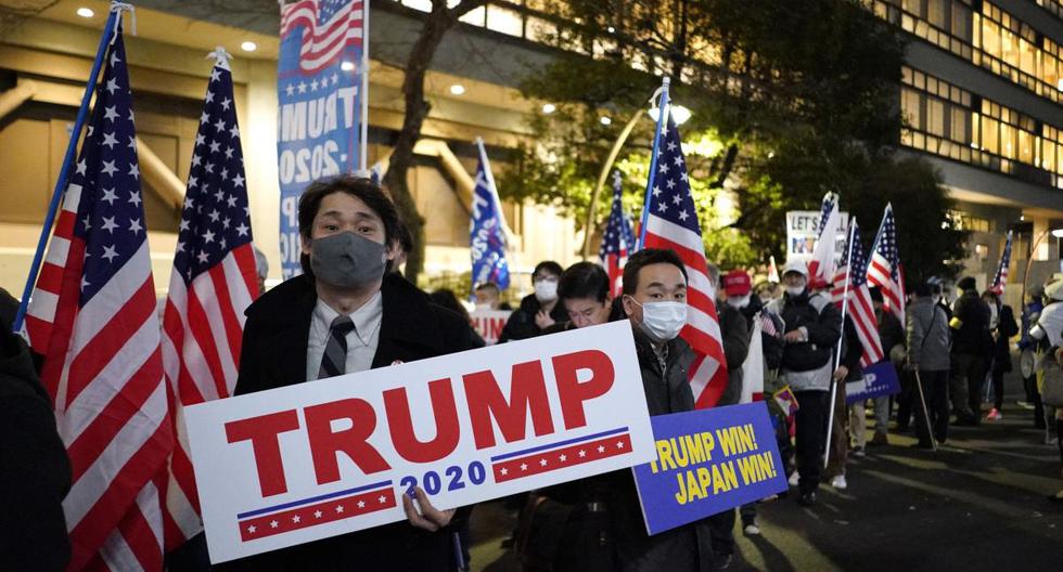 Personas sostienen pancartas durante una manifestación en Tokio, Japón, 06 de enero de 2021. (EFE/EPA/FRANCK ROBICHON).