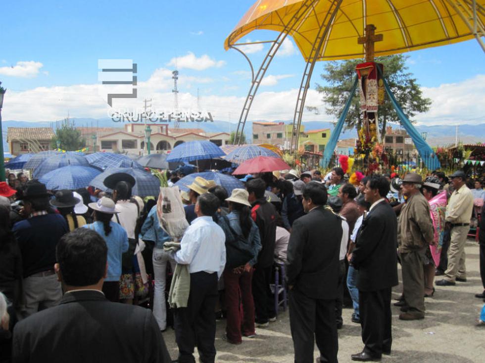 Huancayo: Cientos oran y prenden velas rogando favores al Cani Cruz (FOTOS)