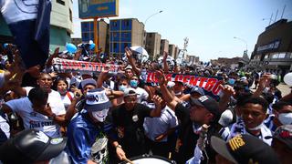 Hinchas de Alianza Lima realizan banderazo en el exterior del estadio Matute en La Victoria