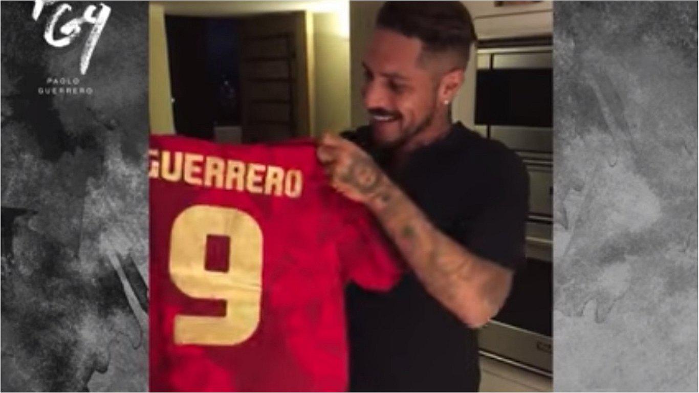 ​Paolo Guerrero se mostró feliz al recibir la nueva camiseta de la selección peruana (VIDEO)
