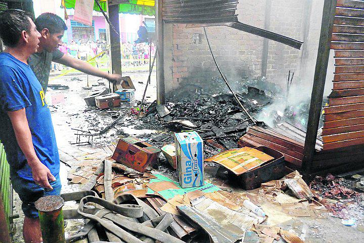 Incendio consume cuatro locales en el mercado ferial