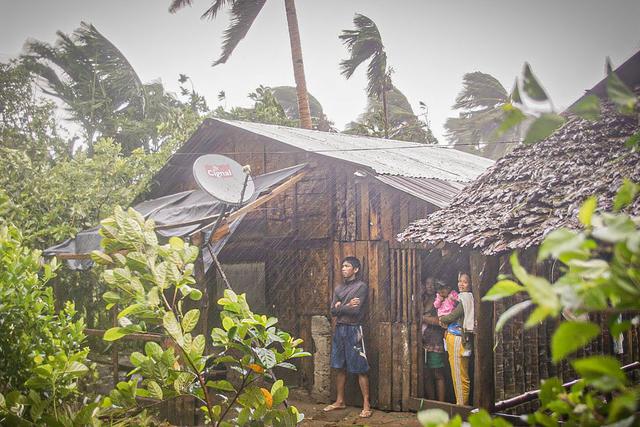 Los residentes se refugian en sus casas mientras observan la lluvia y el viento en la ciudad de Can-ávid, provincia de Samar Oriental, Filipinas central, el 14 de mayo de 2020, cuando el tifón Vongfong toca tierra. (Foto: AFP/Alren Beronio)