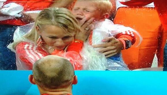 Brasil 2014: Robben consuela a su hijo que lloró por derrota de Holanda ante Argentina (Video)