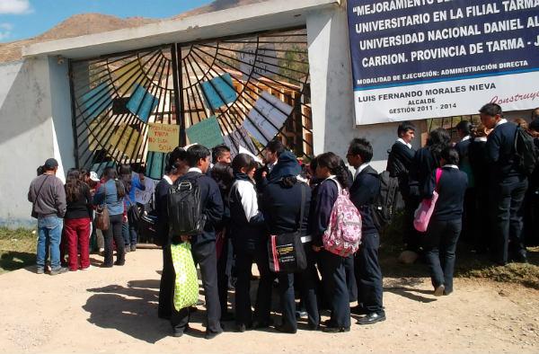 Más de 100 estudiantes toman el local de la UNDAC 