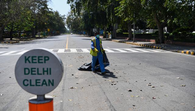 Aunque Modi no especificó en su discurso qué servicios esenciales seguirían en funcionamiento, una orden posterior del Ministerio del Interior indicó que podrían operar las tiendas de comestibles, las farmacias, el comercio electrónico, los bancos y cajeros y otros servicios básicos. (AFP).