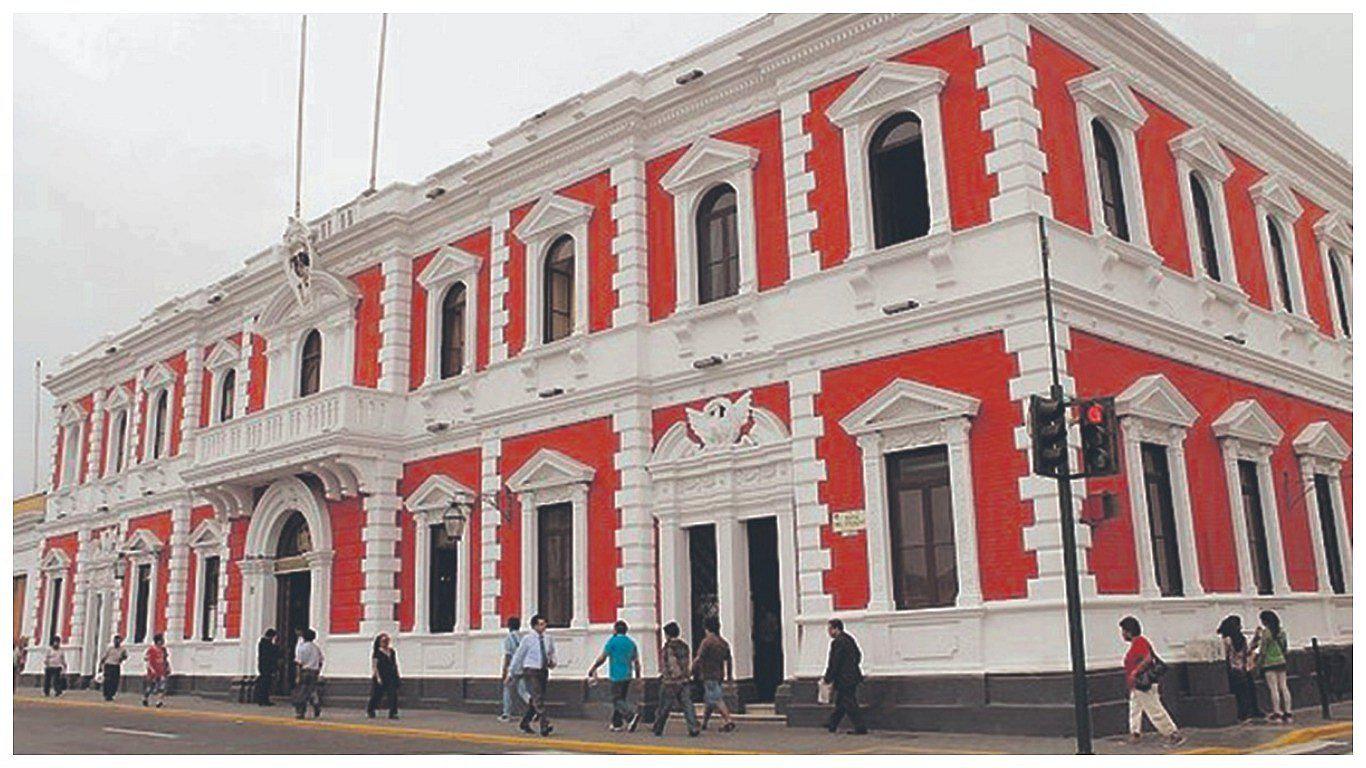 56 funcionarios de Elidio Espinoza no devuelven el bono cobrado ilegalmente  