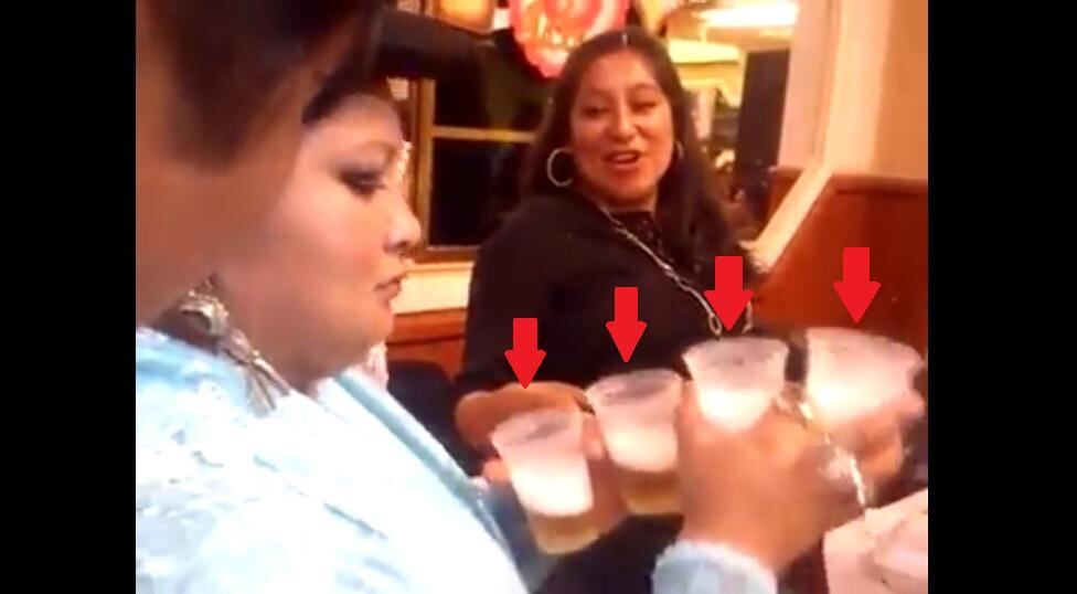 ​Reto chelero: puneña bebe cerveza con cuatro vasos al mismo tiempo (VIDEO)