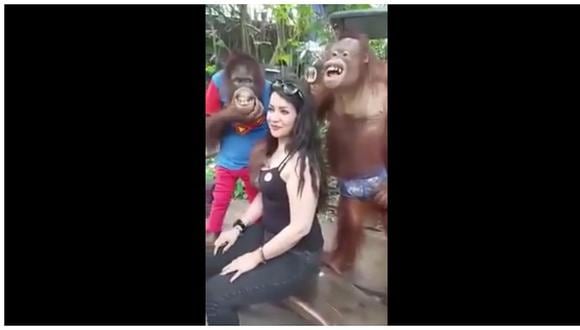 YouTube: "Monito juguetón" aprovechó circunstancias para tocar a guapa jovencita (VIDEO)