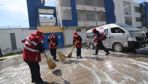 Trabajadores de la Municipalidad de Arequipa hacen limpieza| Foto: Leonardo Cuito