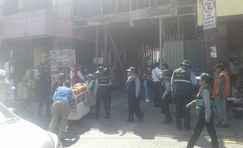 Intervienen terminales de minivan del cercado