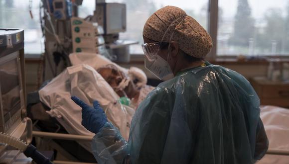 Una doctora del Hospital Militar revisa los signos vitales de un paciente con la COVID-19 que permanece entubado, este martes, en de Santiago (Chile). EFE/A lberto Valdés.