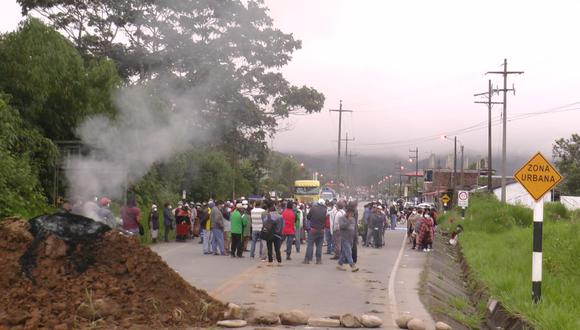 Cientos de pobladores bloquearon con piedras y troncos la vía Interoceánica. (Foto: Difusión)