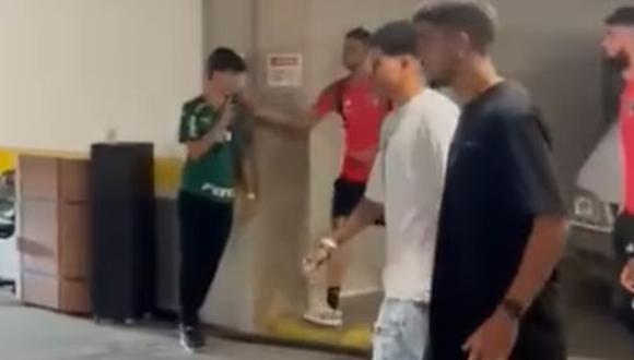 La violenta reacción de Jonathan Calleri contra un hincha de Palmeiras. (Captura: YouTube)