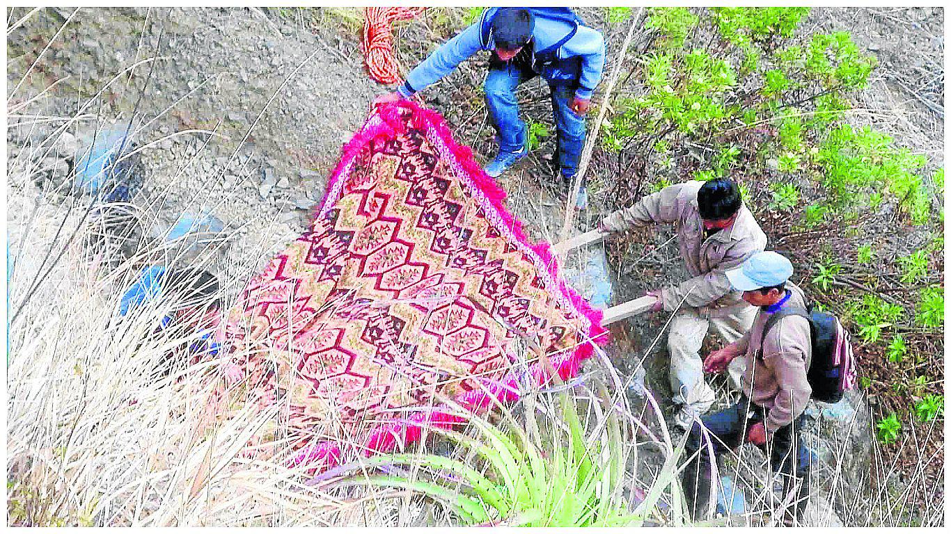 ​Anciana lleva flores a su difunto esposo y muere desbarrancada