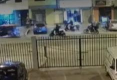 Ate: delincuentes en moto irrumpen en negocios y asaltan en manada a clientes (VIDEO)
