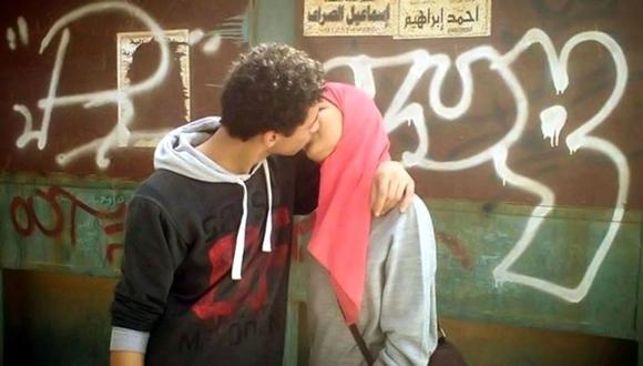 Encarcelan a marroquíes por subir a Facebook foto besándose