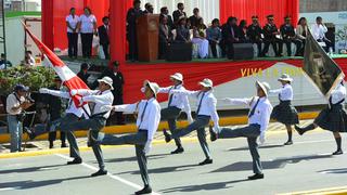 Islay rinde honores a la bandera del Perú