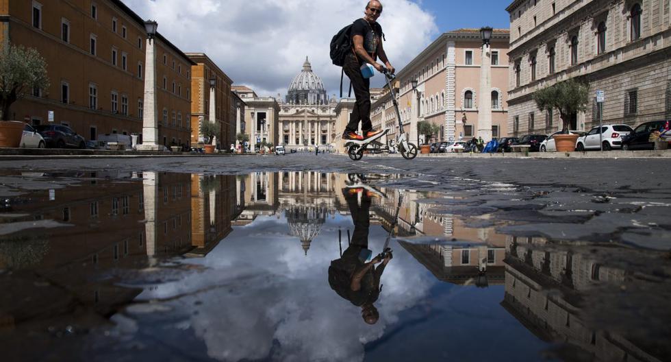 Un hombre monta un scooter el 8 de junio de 2020 en la Via della Conciliazione en Roma, cerca del Vaticano y su Basílica. Fotografía hecha el 8 de junio de 2020 en medio de la relajación de medidas por coronavirus en Italia. (Tiziana FABI / AFP).