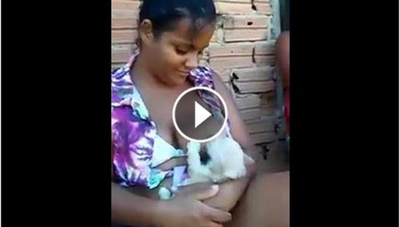 Mujer que amamanta a cachorro causa críticas en redes sociales (VIDEO)