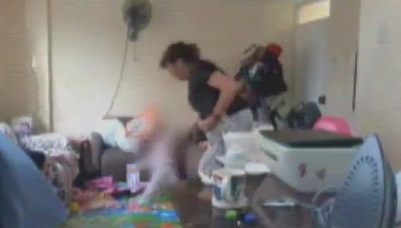 Niñera es denunciada por maltratar a una bebé de 10 meses (VIDEO)