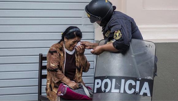 Policía consuela a mujer en plena protesta contra indulto a Fujimori (FOTO)
