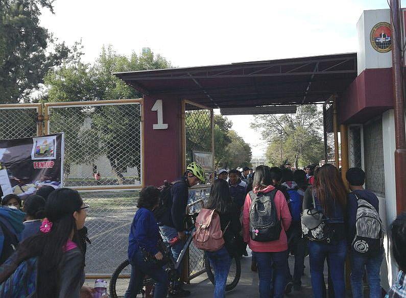 ​Trabajadores de la UNSA piden diálogo con rector Rohel Sánchez