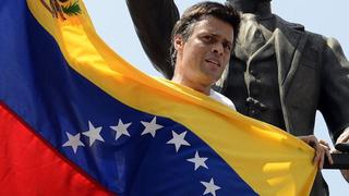 Líder opositor venezolano Leopoldo López en camino a España tras salir de la embajada en Caracas