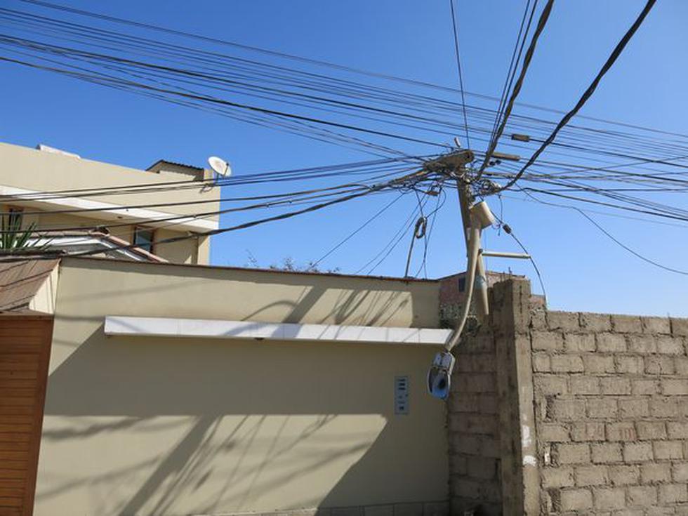 Cisterna rompe poste y deja sin luz a una calle