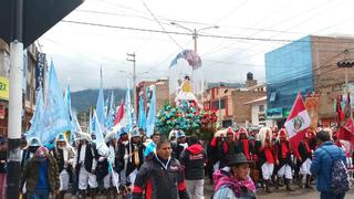 Ni la lluvia frena la fe de los chinchilpos y gamonales por el Tayta Niño