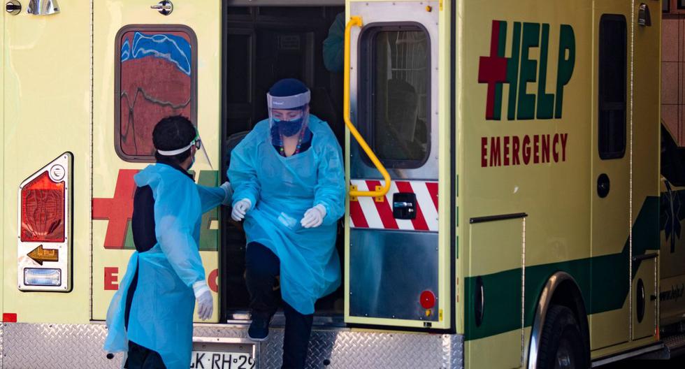 Imagen referencial. Un trabajador de salud ayuda a un colega a bajar de una ambulancia en medio de la pandemia del coronavirus frente a un hospital en Chile, el 15 de mayo de 2020. (AFP / Martin BERNETTI).