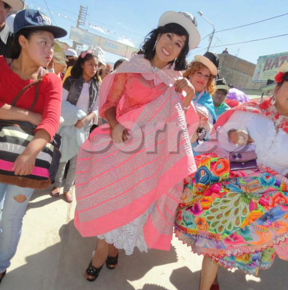 Miss Universo Gay alborota fiesta de Mamacha Cocharcas (FOTOS)