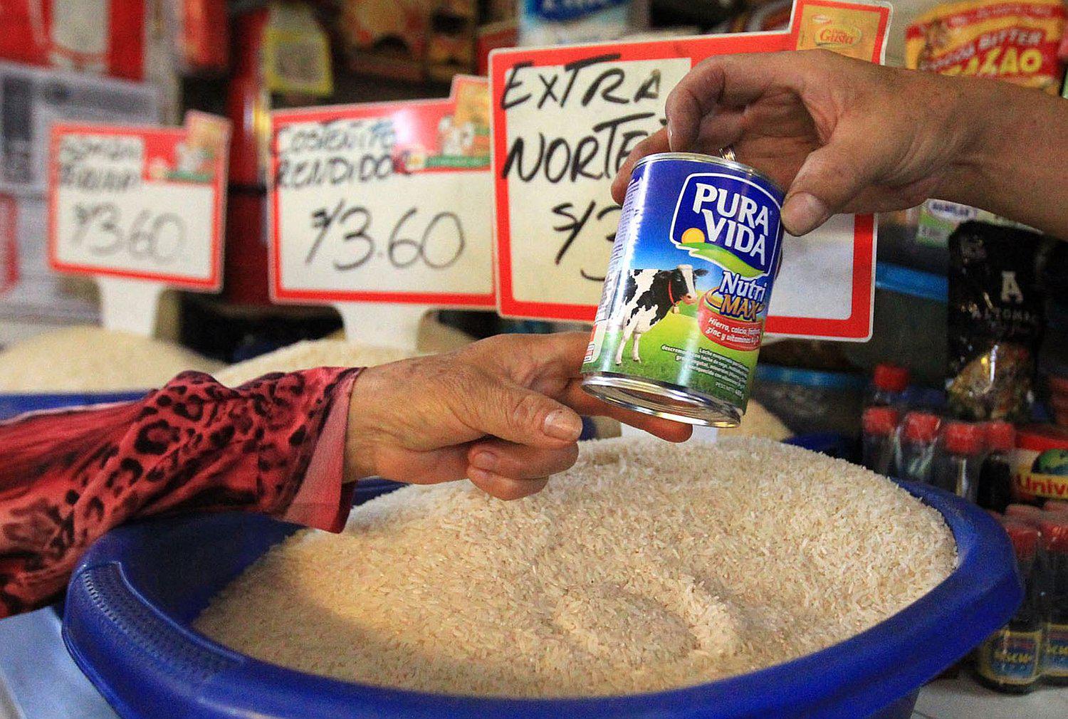 Ministro anuncia reglamentación de la leche y productos lácteos tras caso Pura Vida