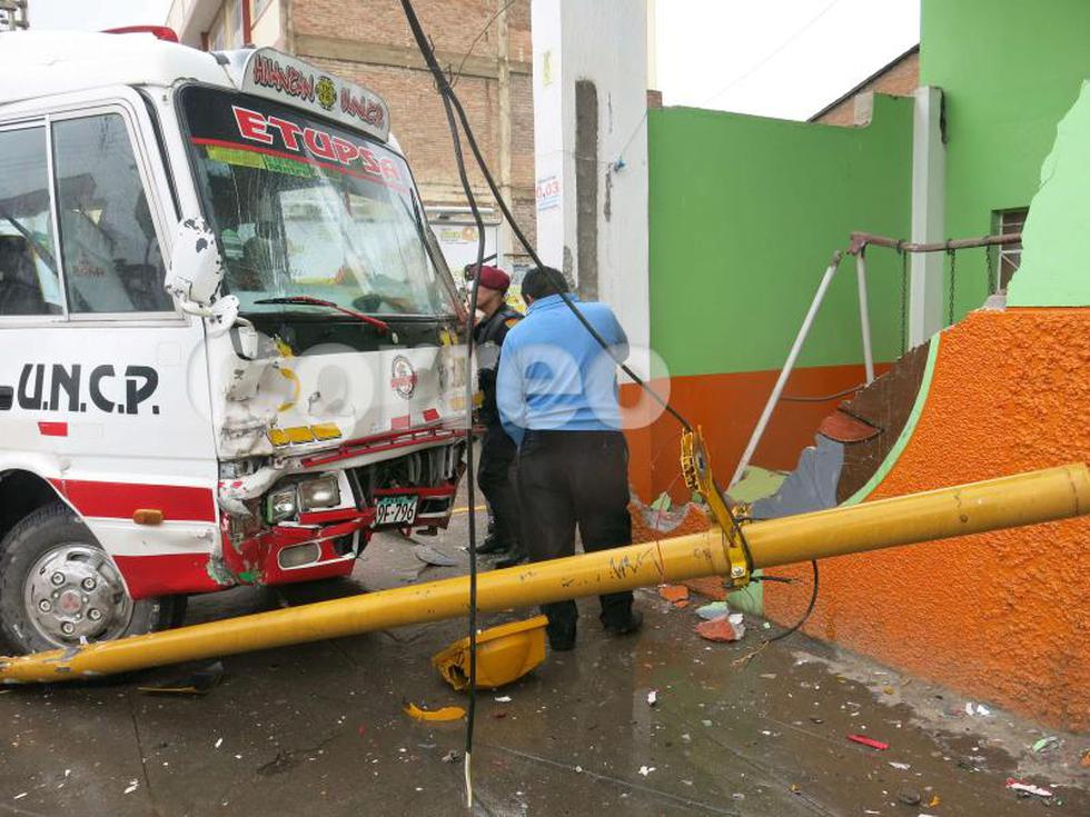 Couster choca y destroza semáforo y pared de institución educativa