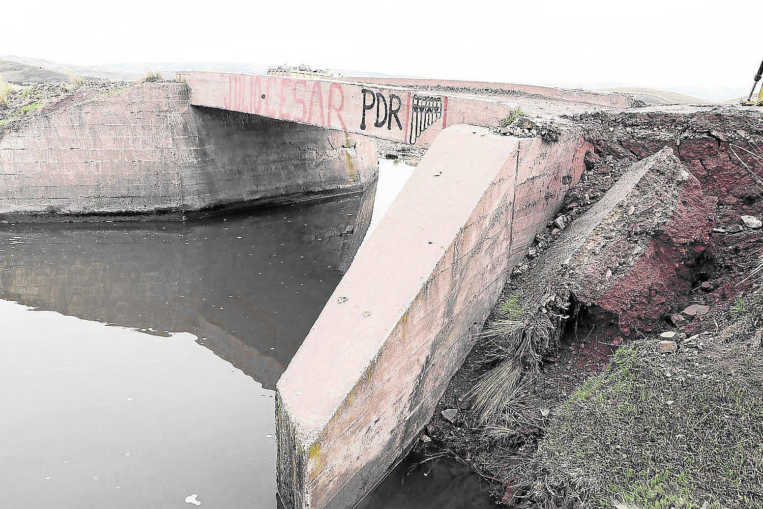 Lluvias debilitaron las bases y columnas del puente carrozable de Orurillo
