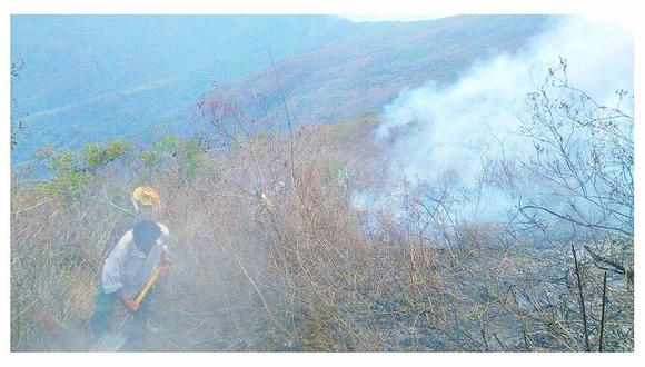 Familias son alarmadas por un incendio en dos sectores de Motupe